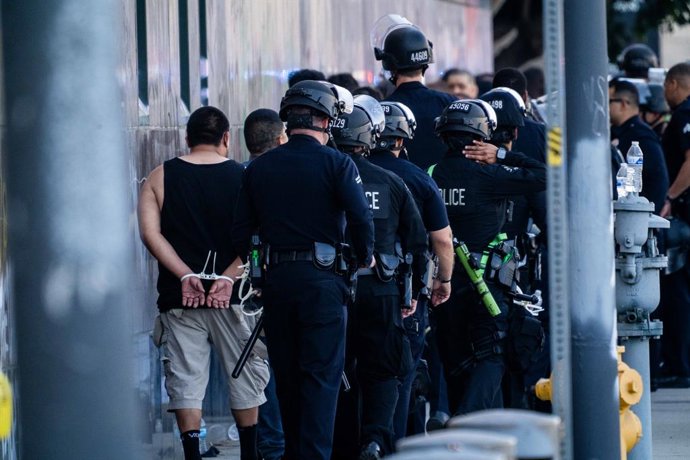 10 de junho de 2025, Los Angeles, Califórnia, EUA: A polícia carrega manifestantes presos em um ônibus e uma van do lado de fora do Edifício Federal Edward R. Roybal na terça-feira, 10 de junho de 2025. Vários grupos de manifestantes foram presos na tarde