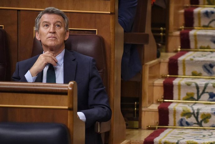 El lider de la oposición y presidente del PP, Alberto Núñez Feijóo, durante una sesión de control al Gobierno, en el Congreso de los Diputados, a 21 de mayo de 2025, en Madrid (España). 