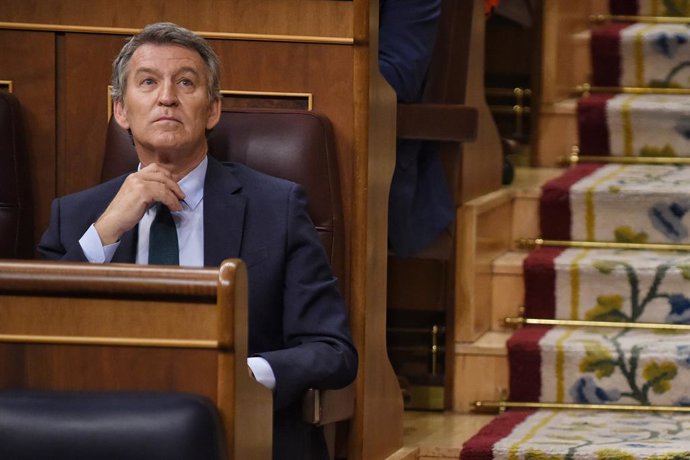 O líder da oposição e presidente do PP, Alberto Núñez Feijóo, durante uma sessão de controle do governo, no Congresso dos Deputados, em 21 de maio de 2025, em Madri (Espanha). Durante a sessão de controle, os grupos parlamentares PP e VOX, têm