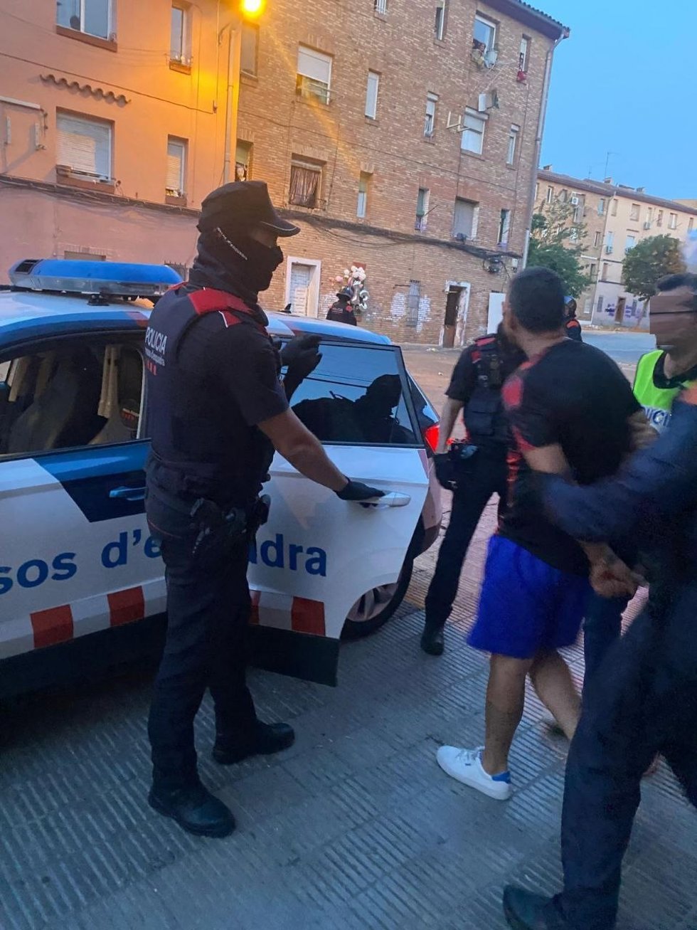 Operativo de más de 50 mossos para detener al principal acusado del ataque a agentes en abril