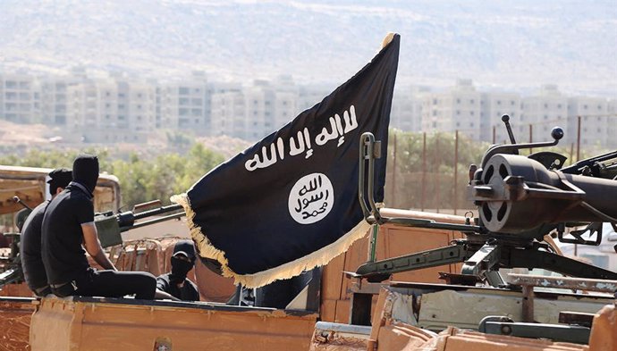 Archivo - Nov. 19, 2015 - Raqqa, Syria - Islamic State of Iraq and the Levant propaganda photo showing masked militants in Syria.