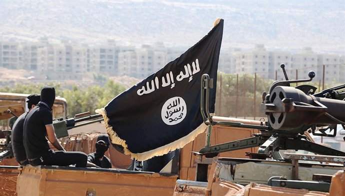 Archivo - 19 de novembro de 2015 - Raqqa, Síria - Foto de propaganda do Estado Islâmico do Iraque e do Levante mostrando militantes mascarados na Síria.