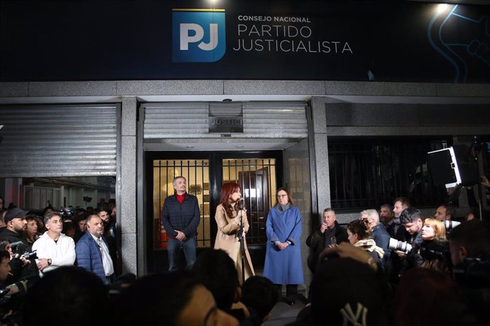La expresidenta de Argentina Cristina Fernández, en un acto público ante la sede del Partido Justicialista (PJ)