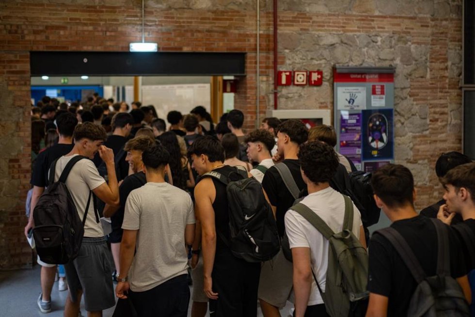 Alumnos entrando a las PAU en la UPF Ciutadella