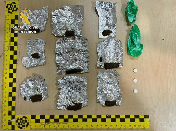 Envoltorios de hachís y comprimidos del fármaco intervenidos en Navalmoral de la Mata.
