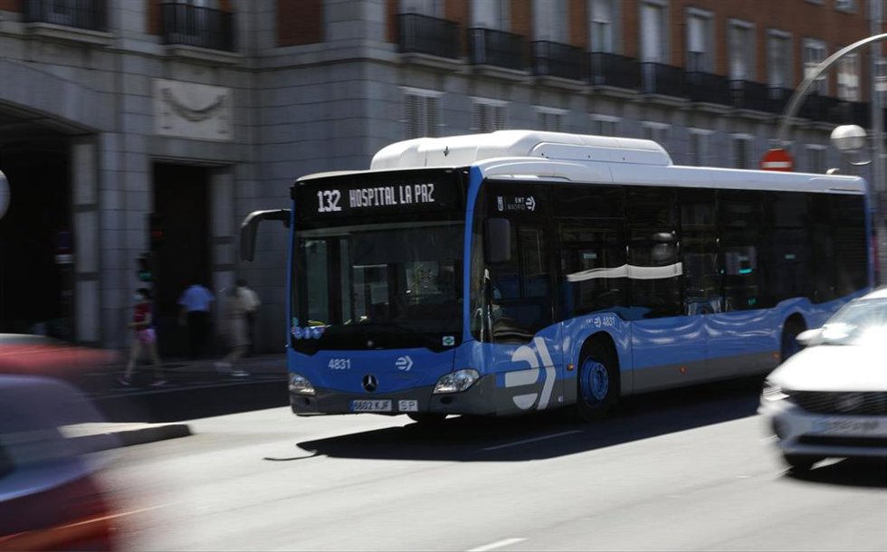 Archivo - Un autobús urbano de la EMT circula por las inmediaciones del intercambiador de Moncloa, en Madrid (España).