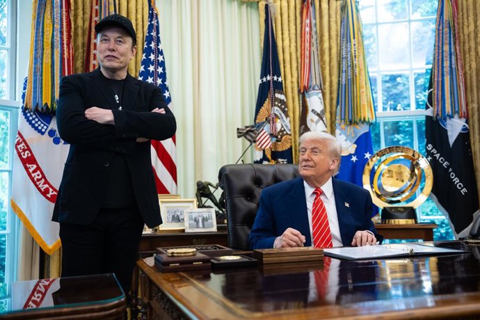O magnata Elon Musk (à esq.) durante uma aparição para a imprensa na Casa Branca com o presidente dos EUA, Donald Trump (à dir.).