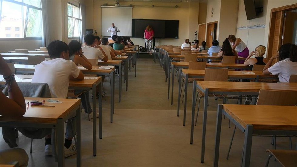 Archivo - Estudiantes en la convocatoria extraordinaria de EvAU en Castilla-La Mancha.