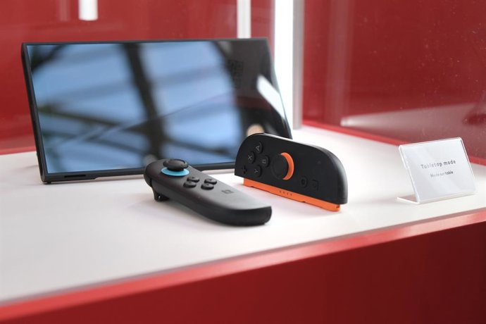 Archivo - 02 de abril de 2025, França, Paris: Um Nintendo Switch 2 é exibido em uma caixa no Grand Palais. O Switch 2 substituirá seu antecessor, que é o terceiro console mais bem-sucedido, com mais de 150 milhões de vendas. A Nintendo está lançando seu n