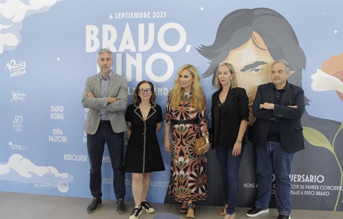 De izquierda a derecha: Víctor Sendra (director general de Roig Arena), Maricruz Laguna (directora de GTS Live), Marta Sánchez (cantante), Eva Ferri (cantante e hija de Nino Bravo), Paco Moreno (socio de Westin Mayer).