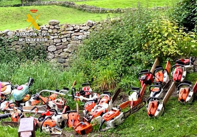 Maquinaria localizada en una de las fincas de Vega de Pas