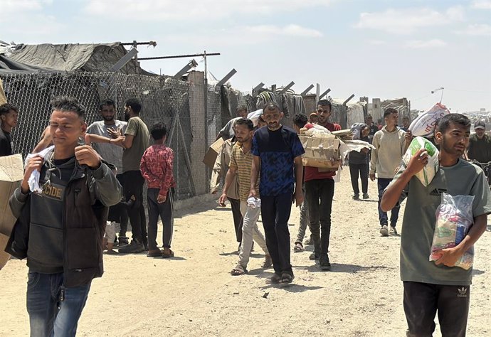 May 28, 2025, Rafah, Gaza Strip, Palestinian Territory: Palestinians seeking aid gather near an aid distribution site run by the U.S.-backed Gaza Humanitarian Foundation, in Rafah, in the southern Gaza Strip, May 27, 2025,Image: 1004276043, License: Right