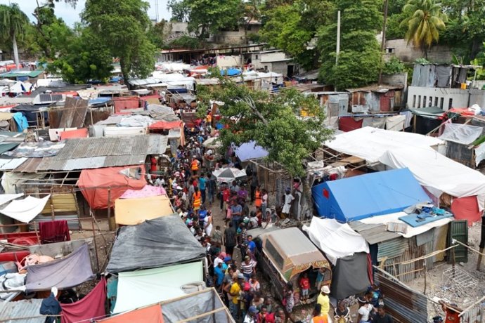 Campamento improvisado de desplazados internos en Haití