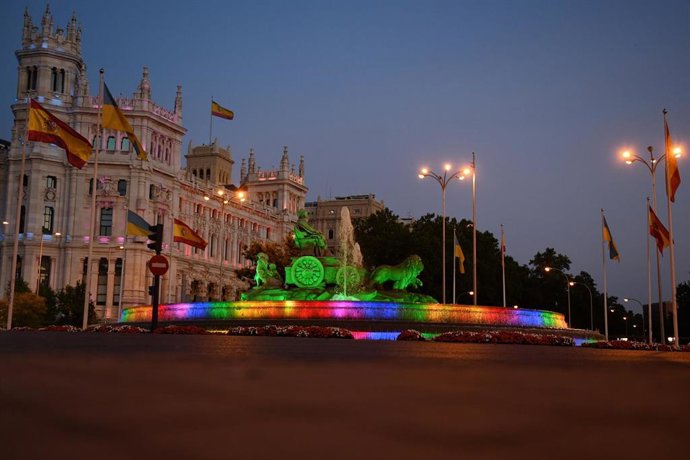 Archivo - Vista de la fuente y el Palacio de Cibeles con los colores de la bandera LGTB, a 6 de julio de 2022, en Madrid (España). 