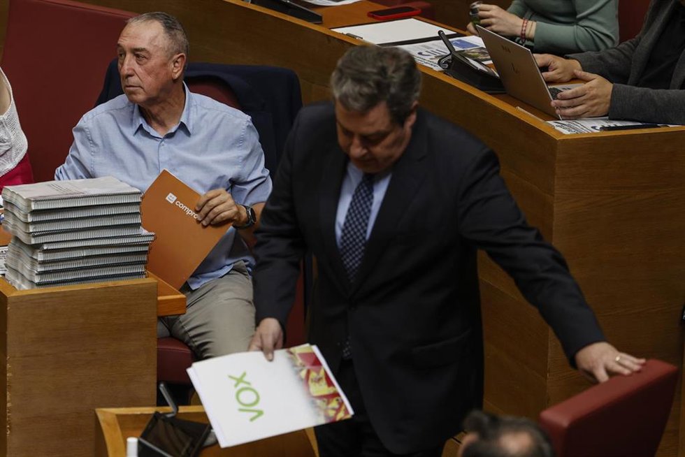 El presidente de Vox Valencia, José María Llanos (D), y el síndic de Compromís, Joan Baldoví (I), durante el pleno de Les Corts Valencianes