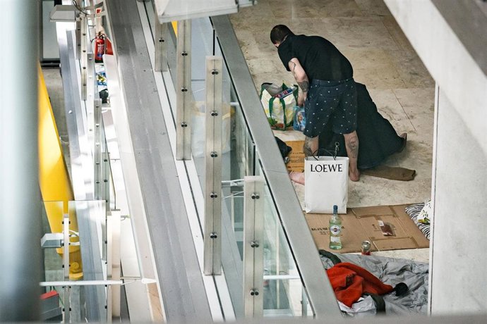 Una persona se prepara para pernoctar en la T4 del Aeropuerto Adolfo Suárez-Madrid Barajas
