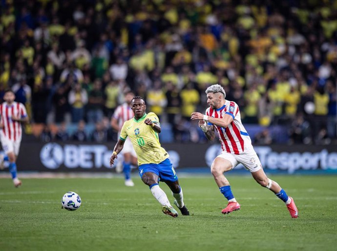 El atacante Vinícius Júnior lucha la posesión del balón ante Julio Enciso, durante un partido entre Brasil y Paraguay de las Eliminatorias Sudamericanas al Mundial 2026.
