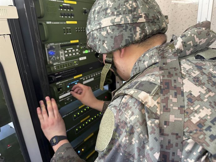 Archivo - Arquivo - Imagem de arquivo de um militar sul-coreano ajustando o volume dos alto-falantes na fronteira.