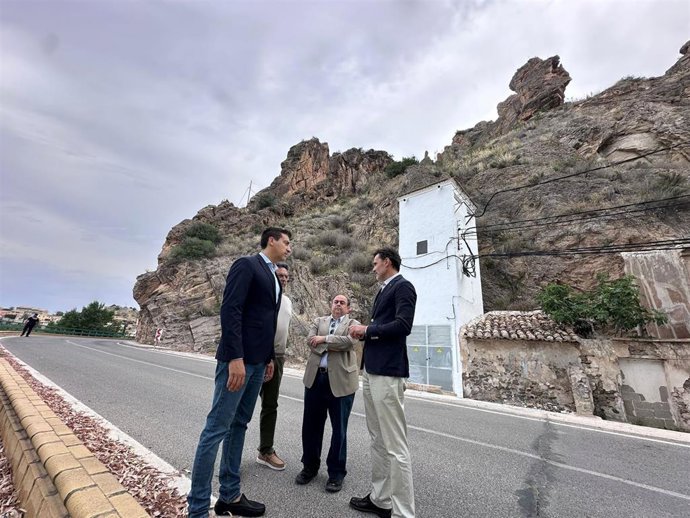 El consejero de Fomento e Infraestructuras, Jorge García Montoro, acompañado del alcalde de Blanca, Pablo Cano, y del director general de Carreteras, Francisco Carrillo, durante la presentación de las obras