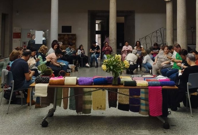 Celebración de un evento solidario el Día de Mundial de tejer,