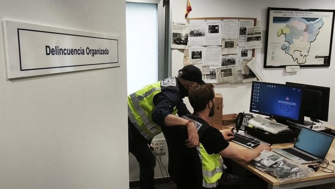Agentes da Unidade de Crime Organizado da Polícia Nacional