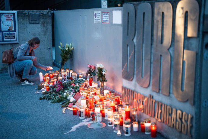 10 June 2025, Austria, Graz: Candles and flowers are laid in front of the school building, where several people were killed in a shooting at a school in the Austrian city of Graz on Tuesday, police said. Photo: Georg Hochmuth/APA/dpa