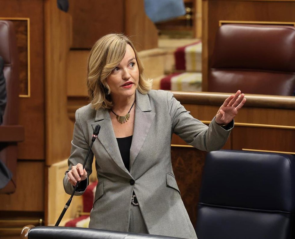 La ministra de Educación, Pilar Alegría, en la sesión de control