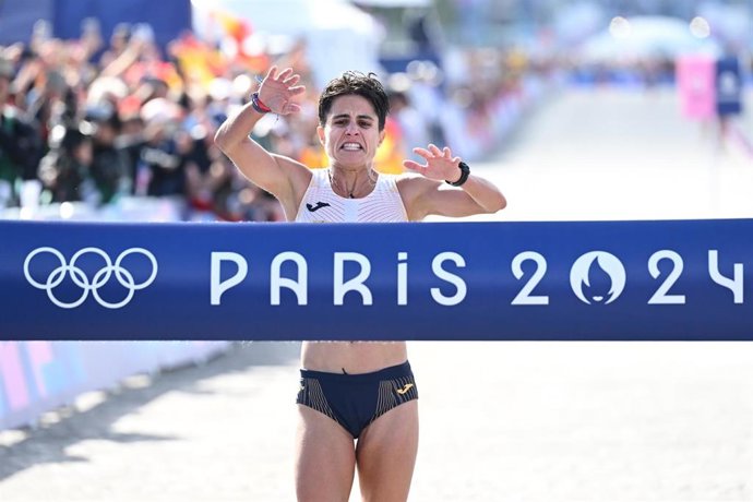 Archivo - María Pérez en el momento de ganar la medalla de oro en el relevo mixrto de París 2024 junto a Álvaro Martín