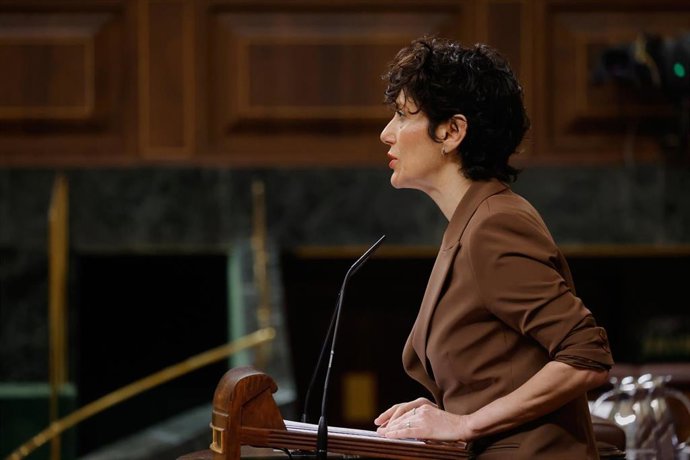 Archivo - La ministra de Inclusión, Seguridad Social y Migraciones, Elma Saiz, interviene durante una sesión plenaria en el Congreso de los Diputados, a 26 de febrero de 2025, en Madrid (España).