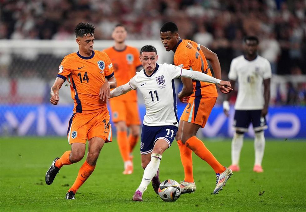 Archivo - FILED - 10 July 2024, Dortmund: Netherlands' Tijjani Reijnders (L) and England's Phil Foden in action during the UEFA Euro 2024 game between Netherlands and England.  Photo: Bradley Collyer/PA Wire/dpa