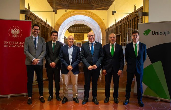 De izquierda a derecha, aparecen Manuel Maldonado, director de Almería Poniente y Granada de Unicaja; Antonio León, de la de Zaidín-Vergeles; Miguel Ángel Guardia, gerente de la UGR; Pedro Mercado, rector, y Juan Cayuela y Modesto Conde, de Unicaja