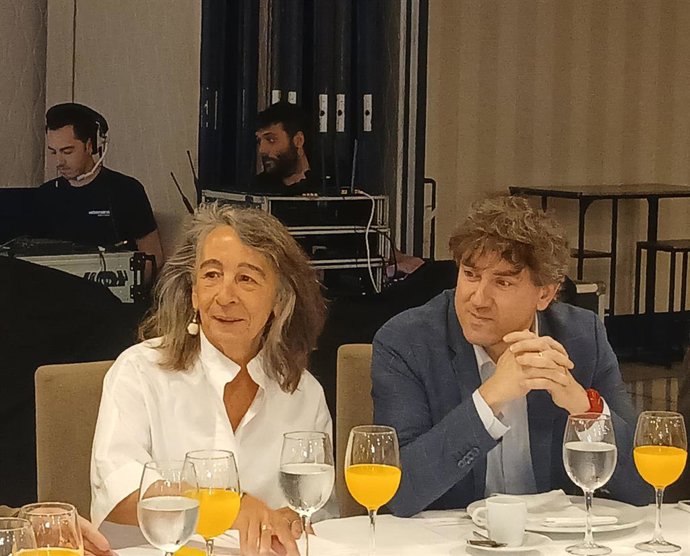 La delegada del Gobierno en el País Vasco, Marisol Garmendia, y el secretario general del PSE-EE, Eneko Andueza, en un desayuno informativo en Bilbao.
