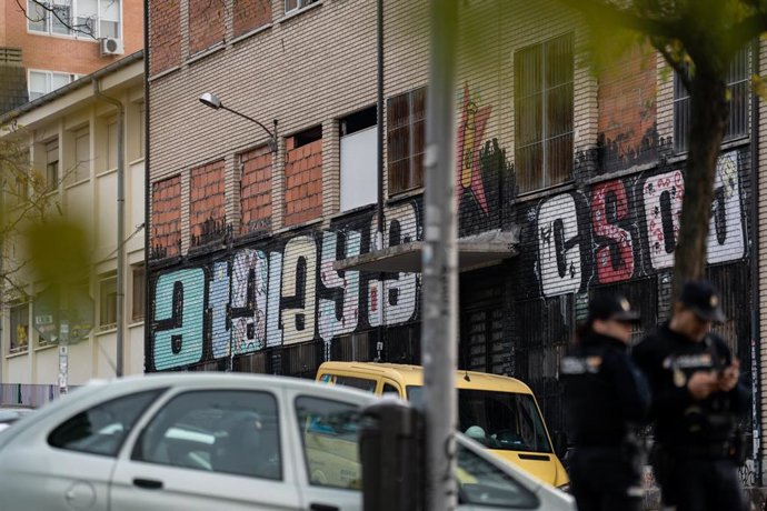 Archivo - Grafiti con el nombre del centro social okupado 'La Atalaya' durante el desalojo por parte de la Policía Nacional del centro social okupado ‘La Atalaya’ en Puente de Vallecas, a 26 de noviembre de 2024, en Madrid (España). 