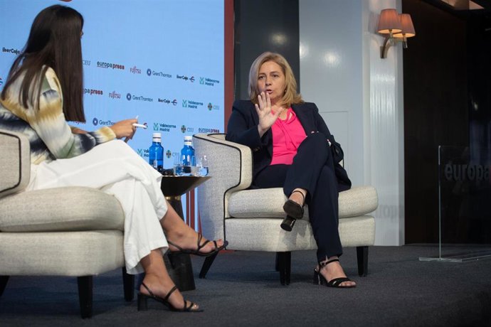 La delegada de Europa Press en la Comunidad de Madrid, Sara Pérez (i), y la vicealcaldesa de Madrid, Inma Sanz (d), durante un Desayuno Informativo de Europa Press, en el Hotel Rosewood Villa Magna, a 11 de junio de 2025, en Madrid (España).