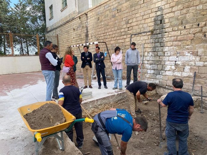 Archivo - Imagen de archivo de una visita a los sondeos arqueológicos en los terrenos donde se prevé construir el Conservatorio Profesional de Danza.