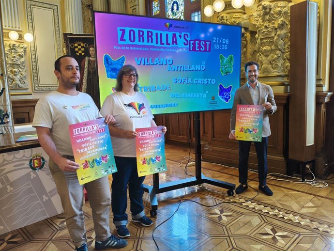 El concejal de Personas Mayores, Familia y Servicios Sociales, Rodrigo Nieto, a la derecha, con la presidenta de la Fundación Triángulo, Yolanda Rodríguez, y Santi Sierra, integrante de La Meseta.