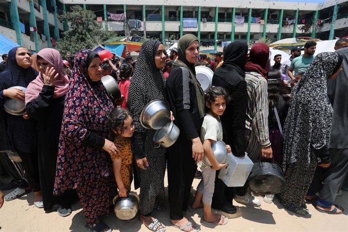 Palestinos esperan a recibir comida en la Franja de Gaza