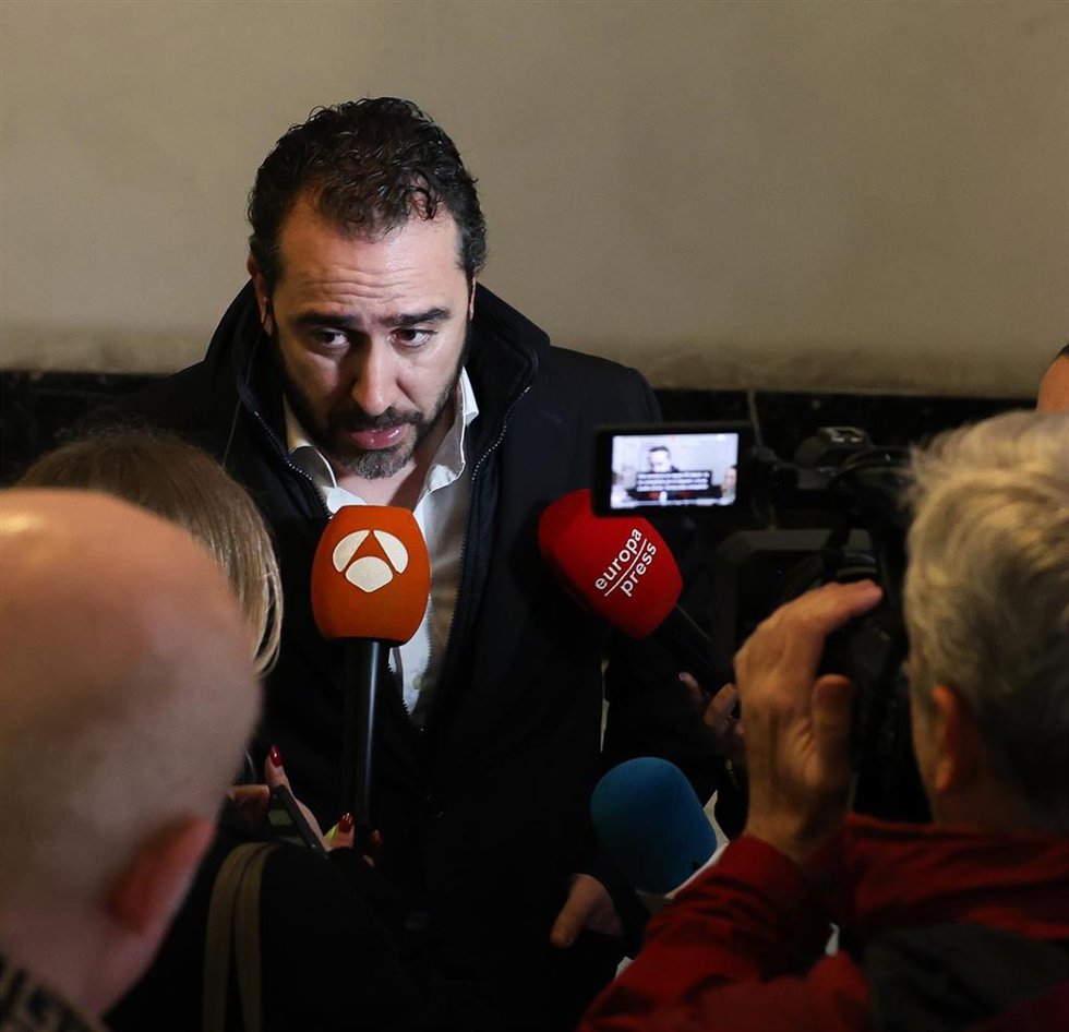 Archivo - El empresario Víctor de Aldama atiende a los medios.