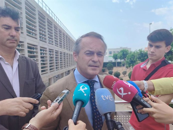 El consejero de Infraestructuras, Transportes y Vivienda, Manuel Martín Castizo, en declaraciones a los medios en la puerta de su consejería.