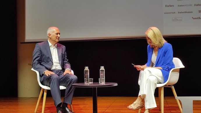 El CEO interí de Seat i Cupra, Markus Haupt, i la directora d'anàlisi econòmica de la Cambra de Barcelona, Carme Poveda