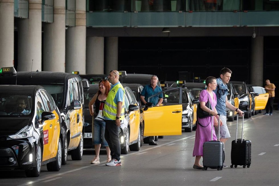 Archivo - Varios taxis en el Aeropuerto de Barcelona