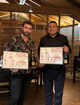 Marcos González (izquierda) y Sergio Reina (derecha), primer y segundo clasificado, respectivamente, en el 41 Concurso de Coctelería de Castilla y León.