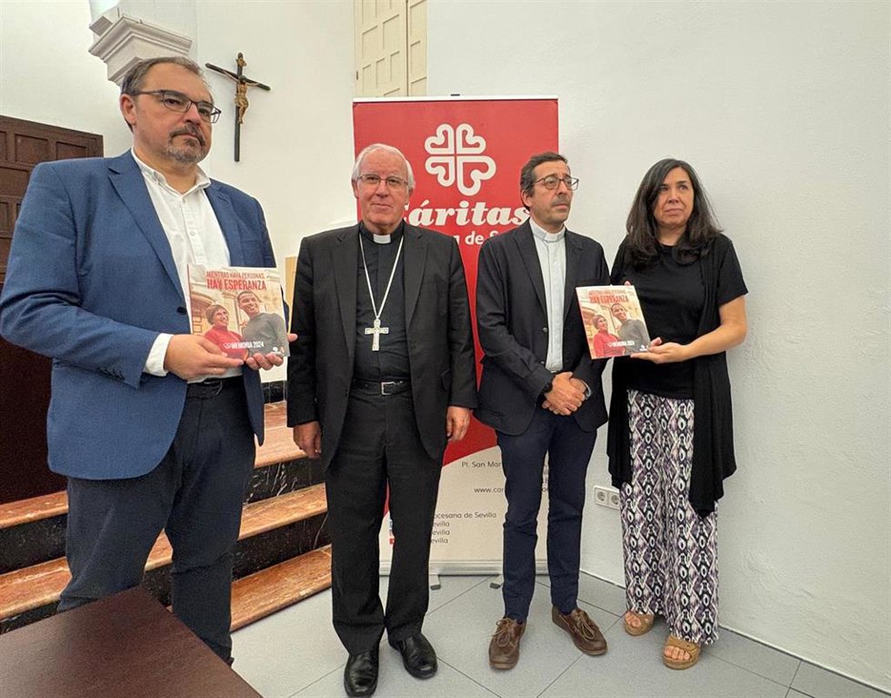 El director de Cáritas Diocesana de Sevilla, el arzobispo y el delegado episcopal de Cáritas, en la presentación de la Memoria 2024 de la entidad eclesiástica.
