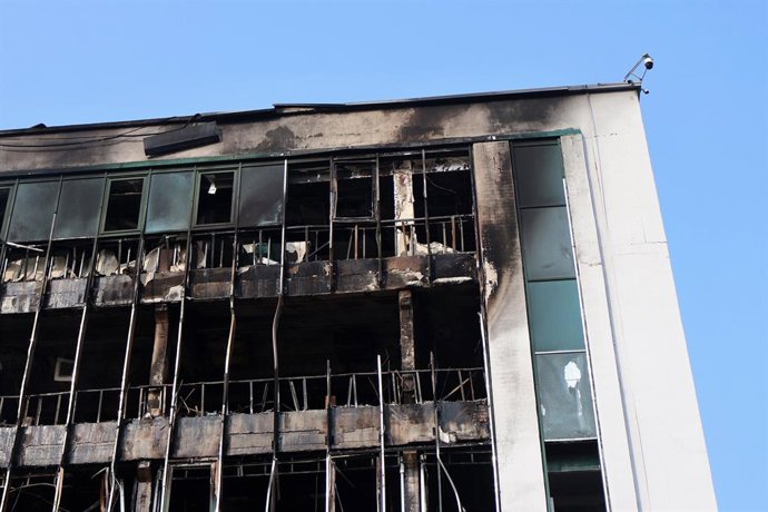09 de junho de 2025, Ucrânia, Kiev: Vista de um prédio atingido por um ataque de drone russo. A Rússia realizou um ataque com drones na capital da Ucrânia e na cidade portuária de Odesa, matando uma pessoa e atingindo uma maternidade, disseram autoridades