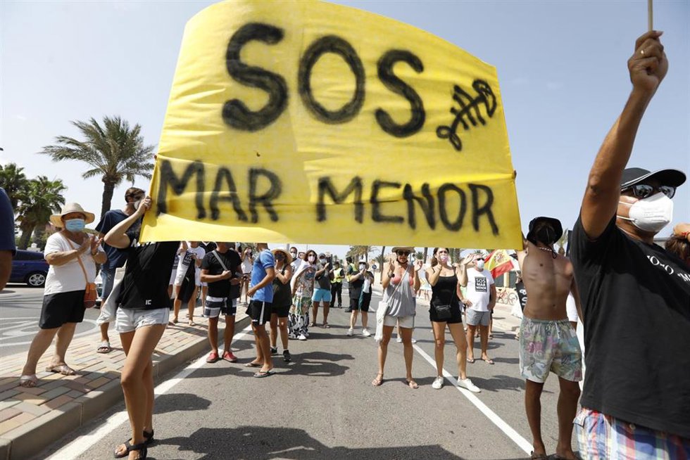 Archivo - Varias personas participan en una protesta en defensa del Mar Menor al paso de la Vuelta Ciclista a España, a 21 de agosto de 2021, en La Manga, Región de Murcia (España). 