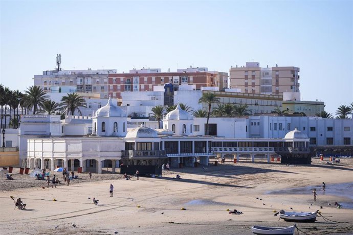 Archivo - Balnearrio de La Palma en la playa de La Caleta en Cádiz.
