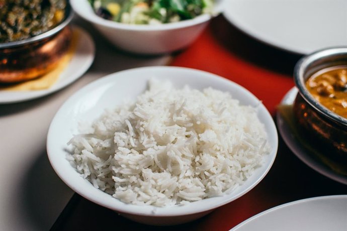 Cómo hacer arroz suelto y perfecto sin vinagre ni limón: el truco que recomiendan los expertos