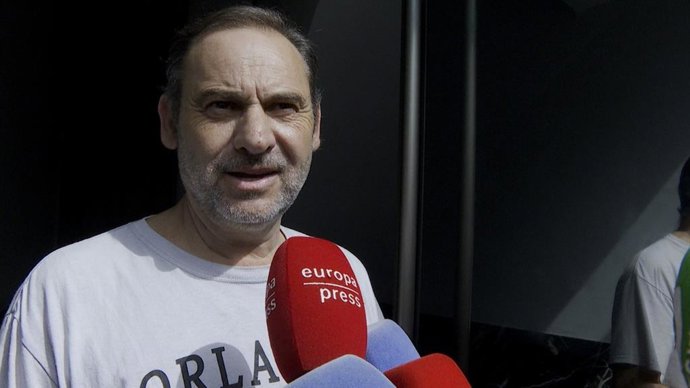 El ex ministro de Transportes José Luis Ábalos atiende a la prensa después de que la UCO registrara su casa en Valencia por el 'caso Koldo'