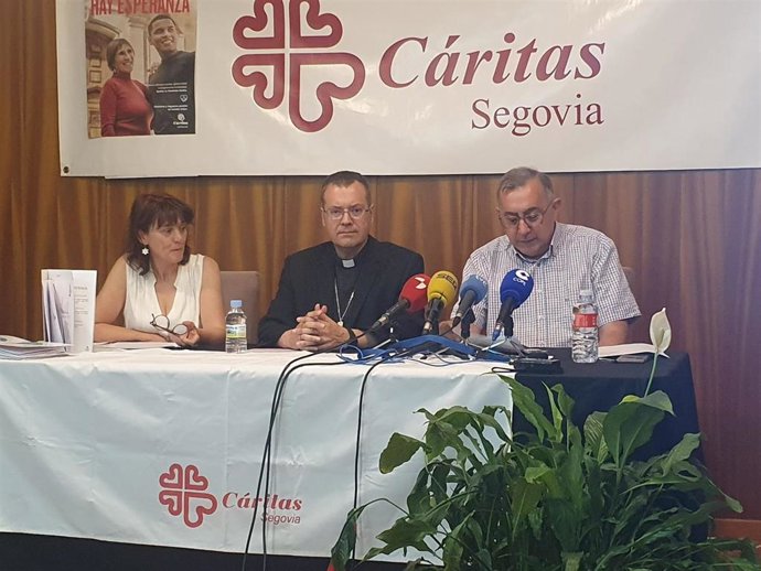 La coordinadora Belén Palomar; el obispo de Segovia, Jesús Vidal, y el director de Cáritas Segovia, Ángel Anaya.