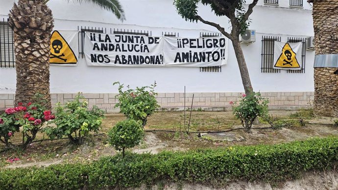 Imagen del PSOE de pancartas reivindicativas en el centro educativo.